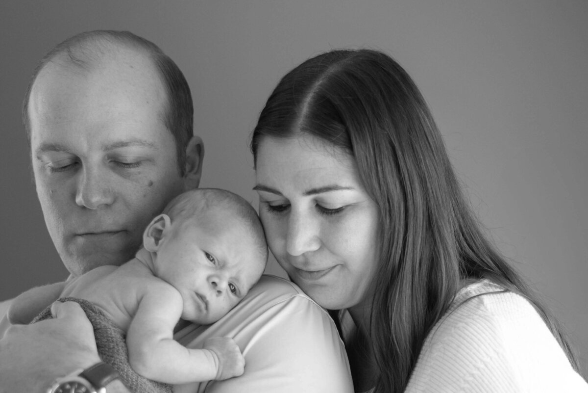newborn-parents-black-and-white