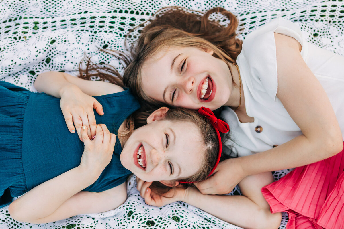 sisters-laying-down-laughing