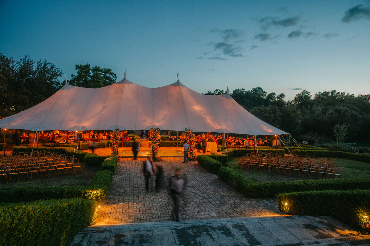 commodore-perry-estate-wedding-tent-garden-dinner
