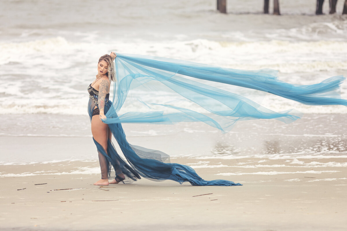 savannah-glamour-flowy-dress-portraits-on-the-beach-02