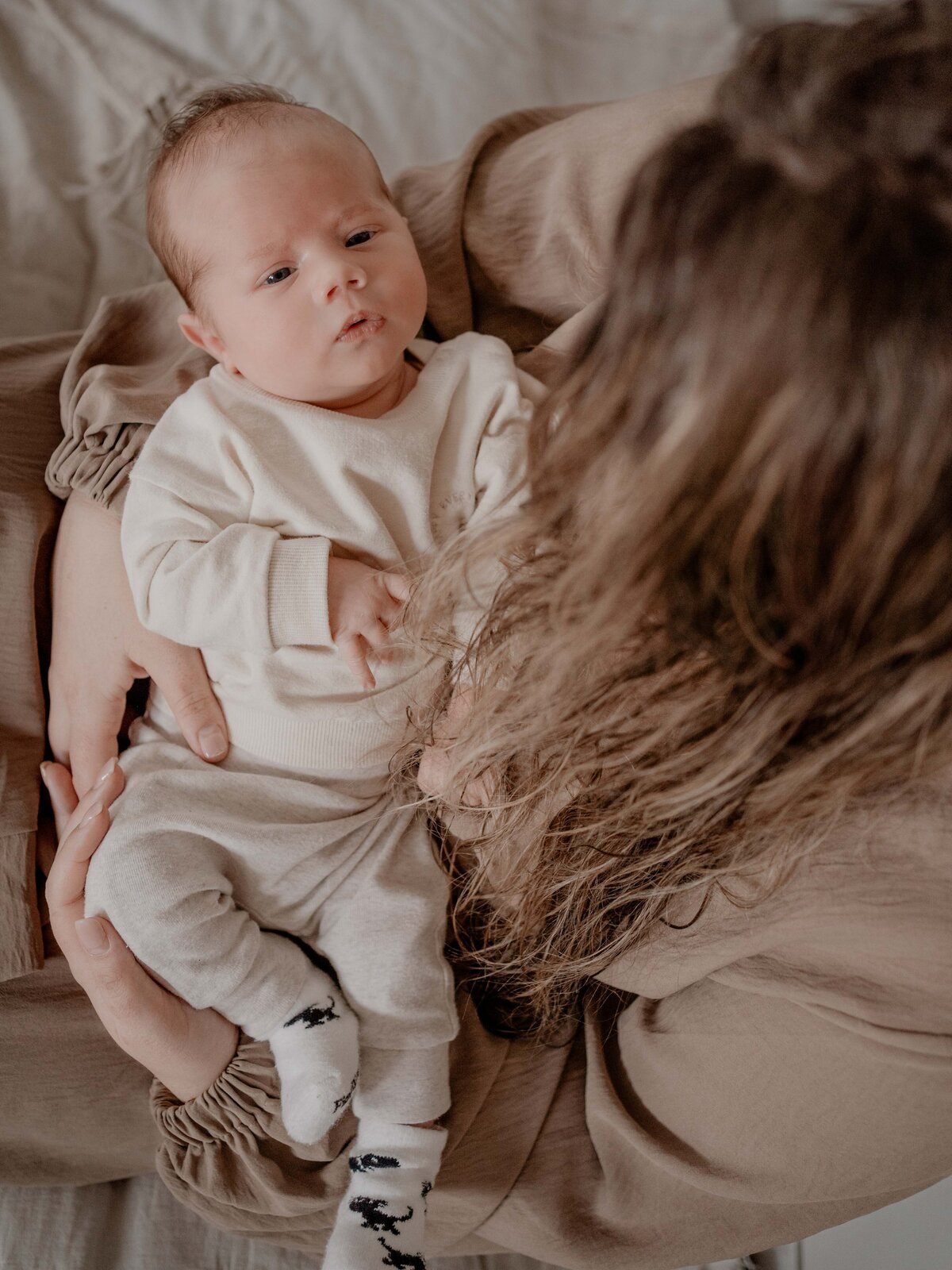 Newbornshoot door Leukfotografie in Amsterdam, Zaandam, Landsmeer, Oostzaan en Purmerend – zachte, liefdevolle babyfoto’s-121