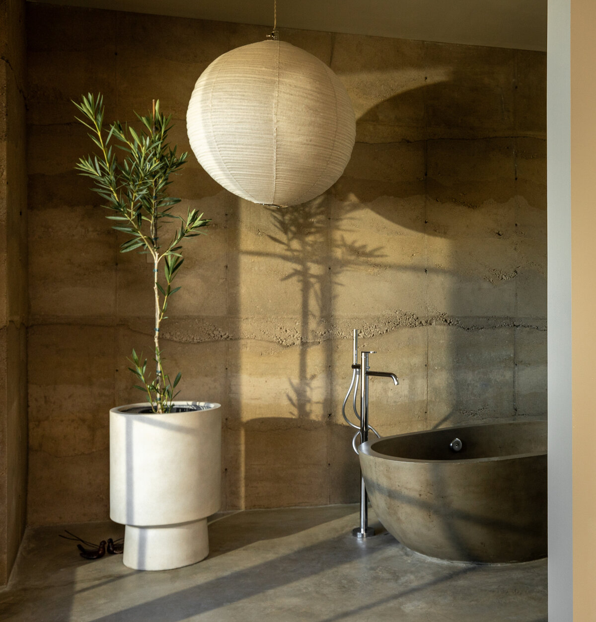 22_SUITES_bath_treeshadow