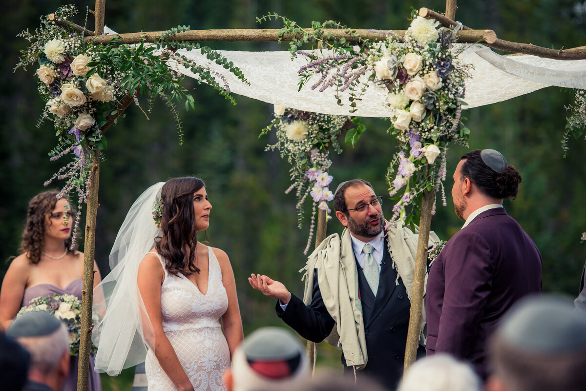 jewish rabbi marrying couple