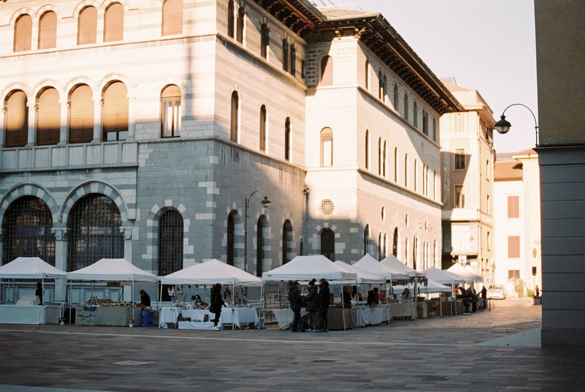 Market in Como - Como Cathedral - Lake Como Wedding Photographer