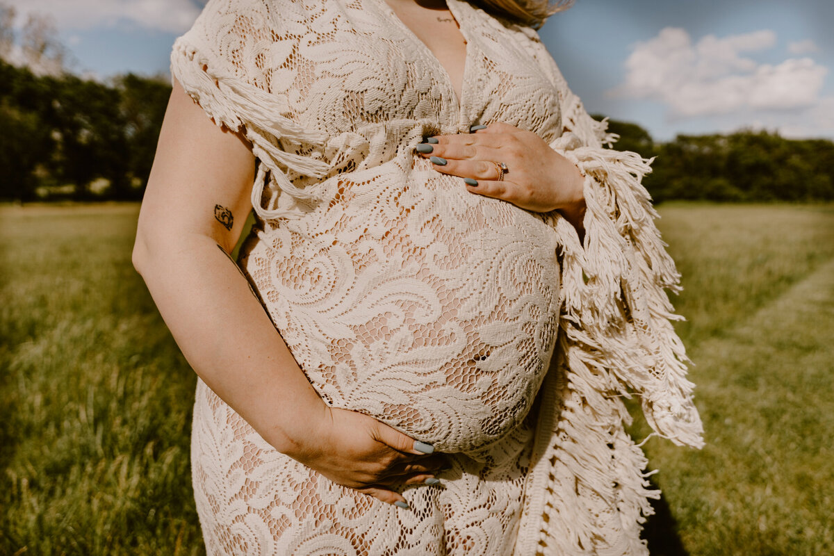 outdoor-maternity-detail-photo-ada-hayden-heritage-park-ames-iowa-storyteller-collective-photo-co