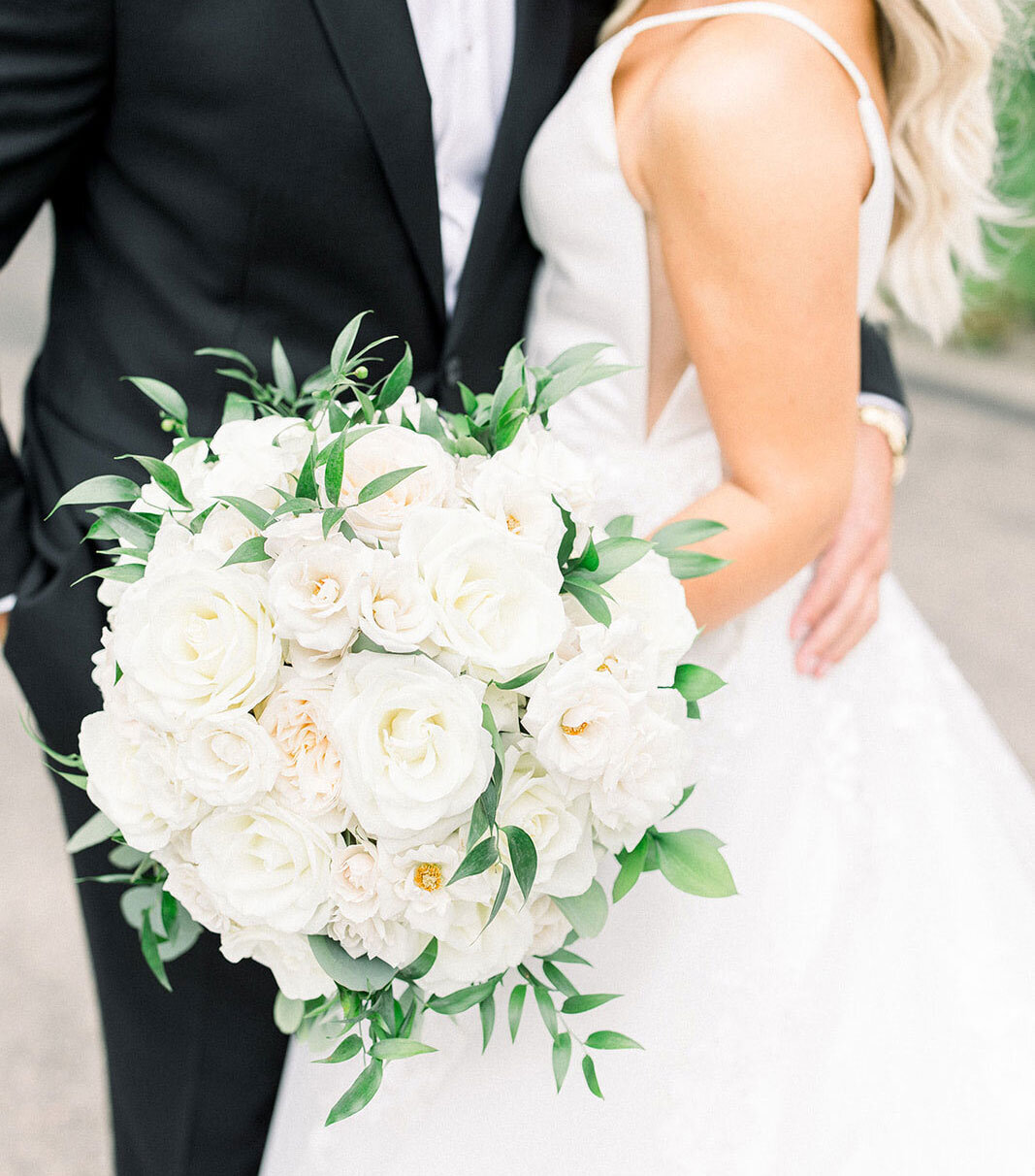 white-rose-wedding-day-flower-boquet