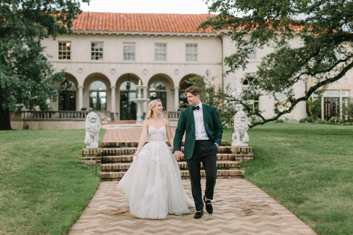 commodore-perry-estate-wedding-couple-portraits