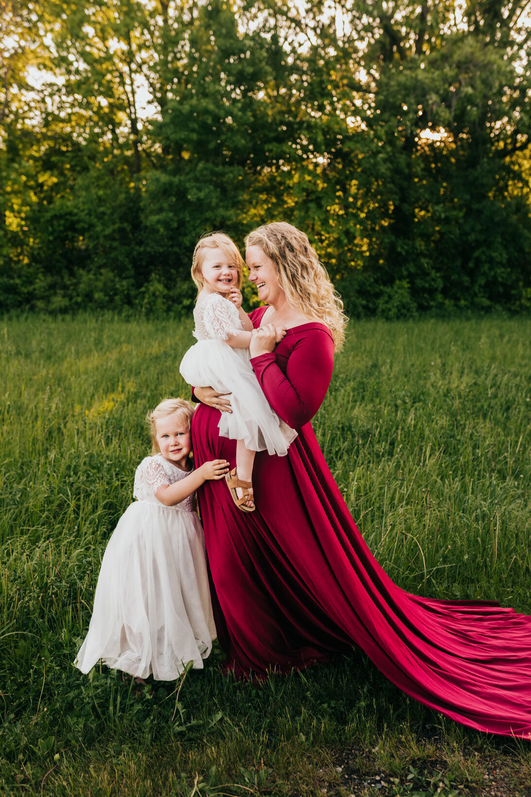 pregnant-mom-and-children-laughing