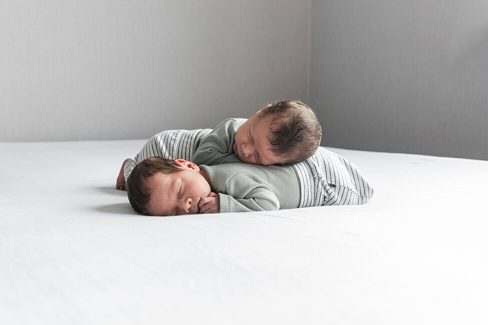 newbornshoot-tweeling-fotograaf-hoorn