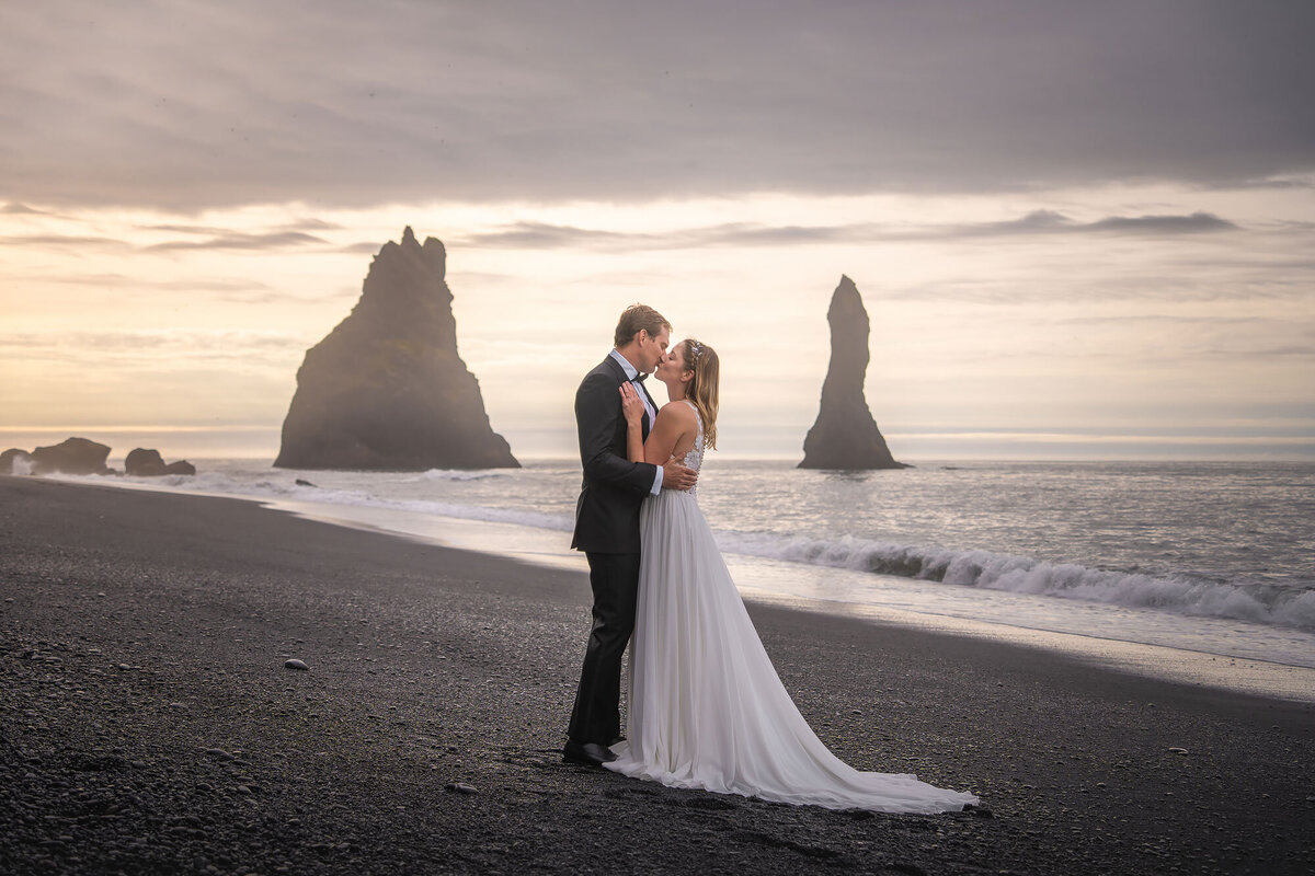 Reynisfjara-black-sand-beach-iceland-elopement-weddings-sunrise