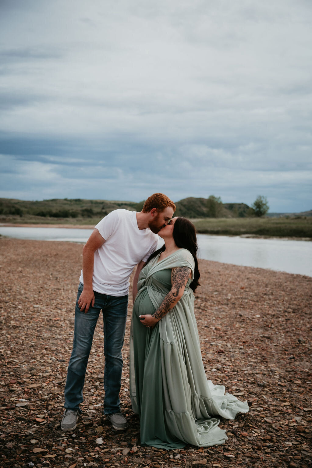 Maternity photography in the outdoors