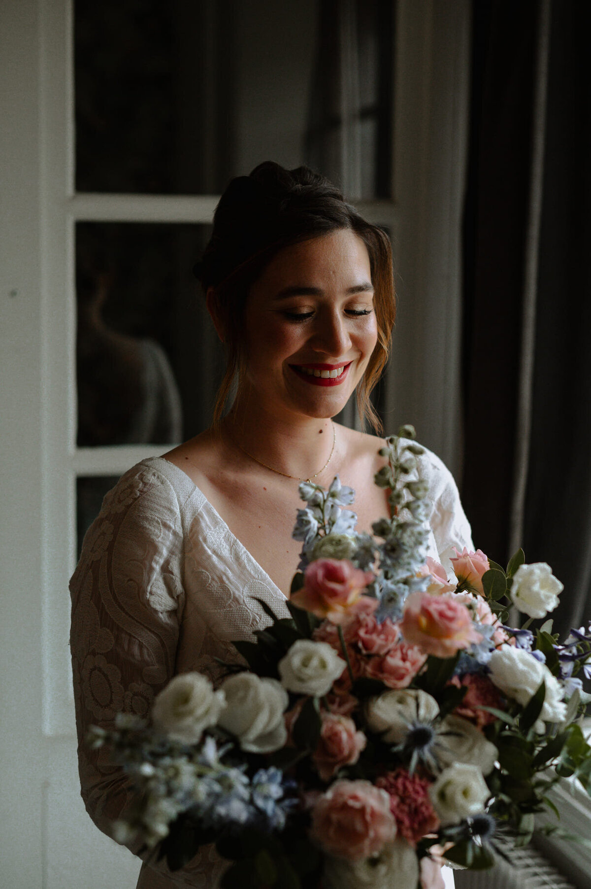 mariee-et-bouquet-de-fleurs-sur-mesure
