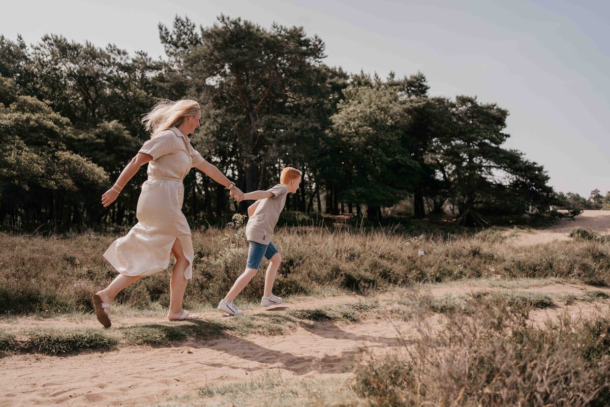 liefdevolle-gezinsfotografie-laren-duinen-leukfotografie (8 van 114)