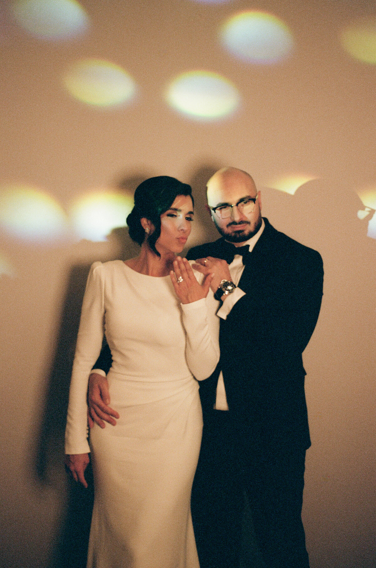 Portrait du couple à la Maison Principale, capturant leur amour et leur bonheur lors de cet événement spécial.