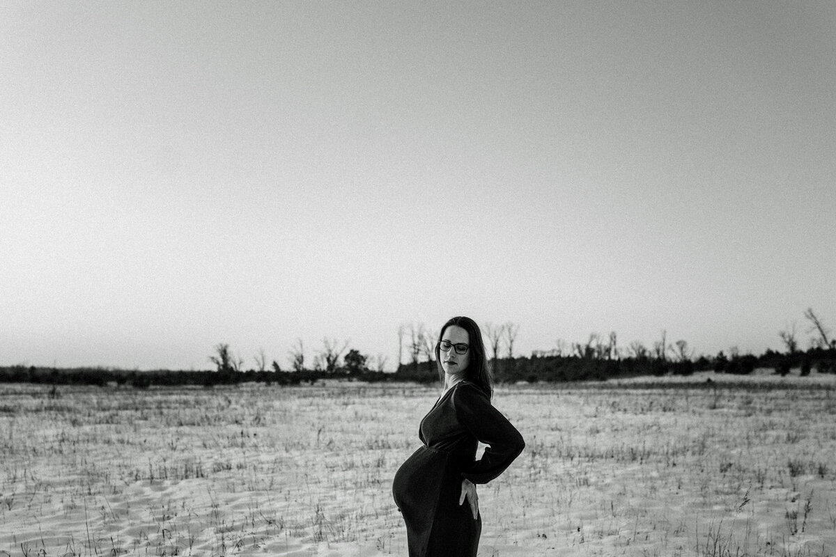 black and white photo of maternity session in winter