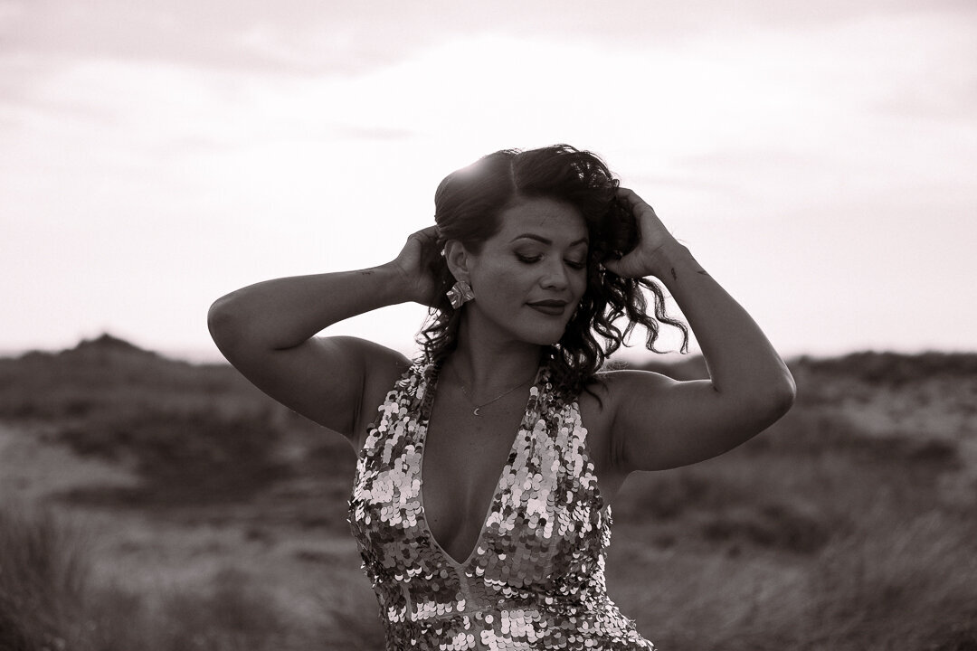 Business fotoshoot voor vrouwelijke ondernemer op strand zwart wit