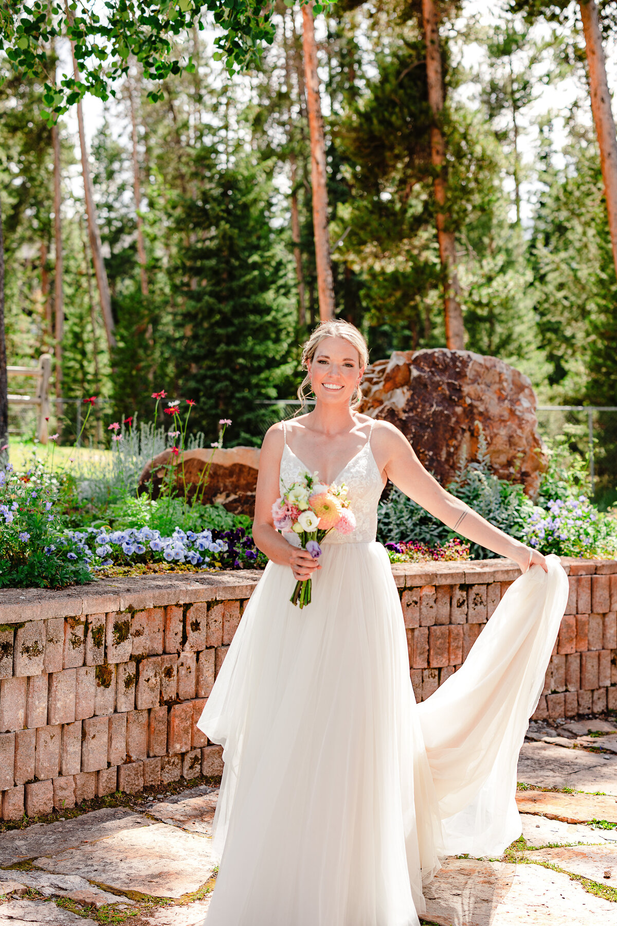 traveling-photographer-mountains-wedding-intimate-ceremony