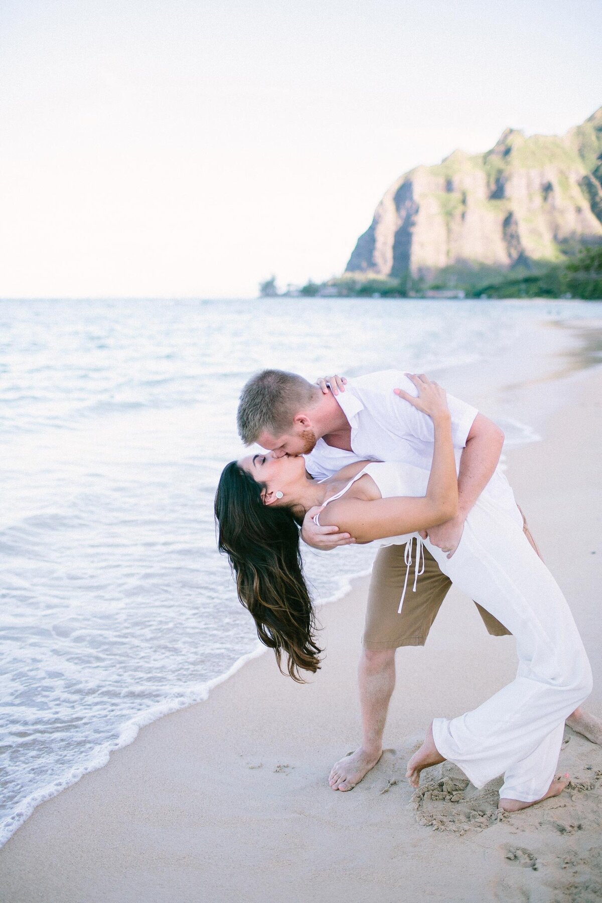 GuyKissingGirlKualoa