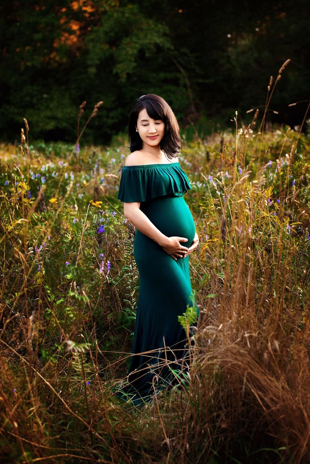 outdoor-maternity-photography_vancouver-fraser-valley_jericho-beach-park-field-green-dress