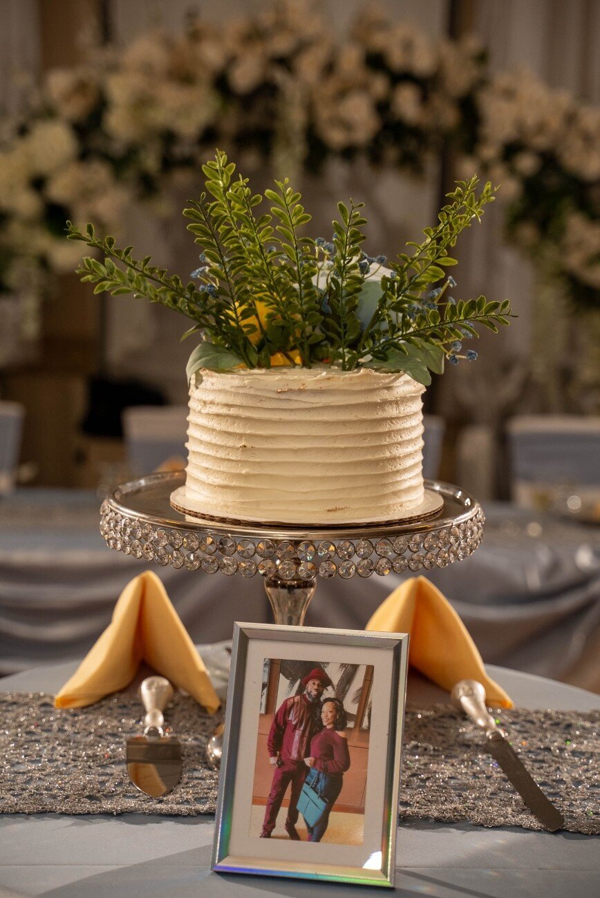 wedding-cake-topper-with-framed-photo