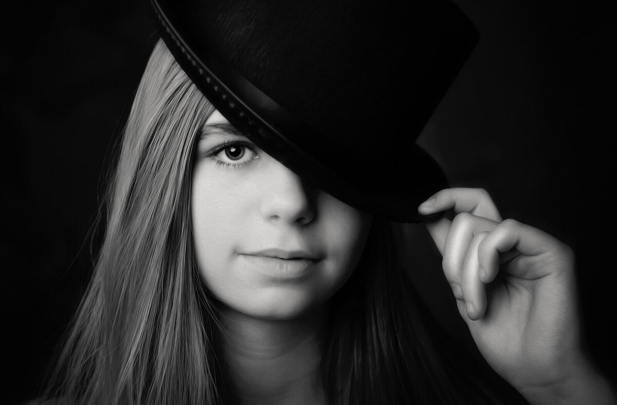 black-and-white-photographer-og-girl-holding-top-hat-brim