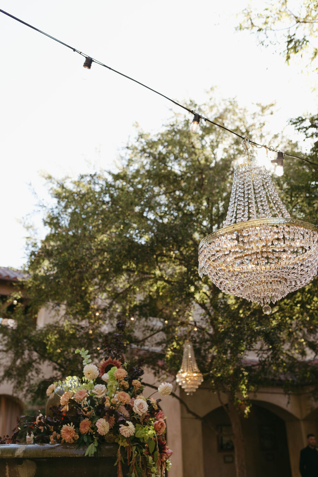 pretty-palm-leaf-event-co-molly-and-rodrigo-wedding-in-serra-plaza-56