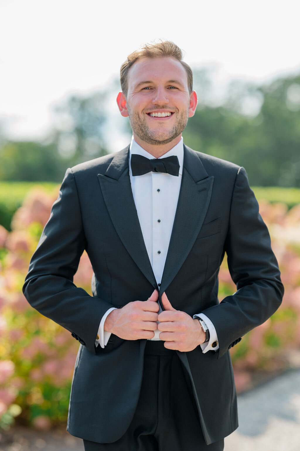 groom-pictures-at-smith-farm-gardens-ct-jen-strunk-events