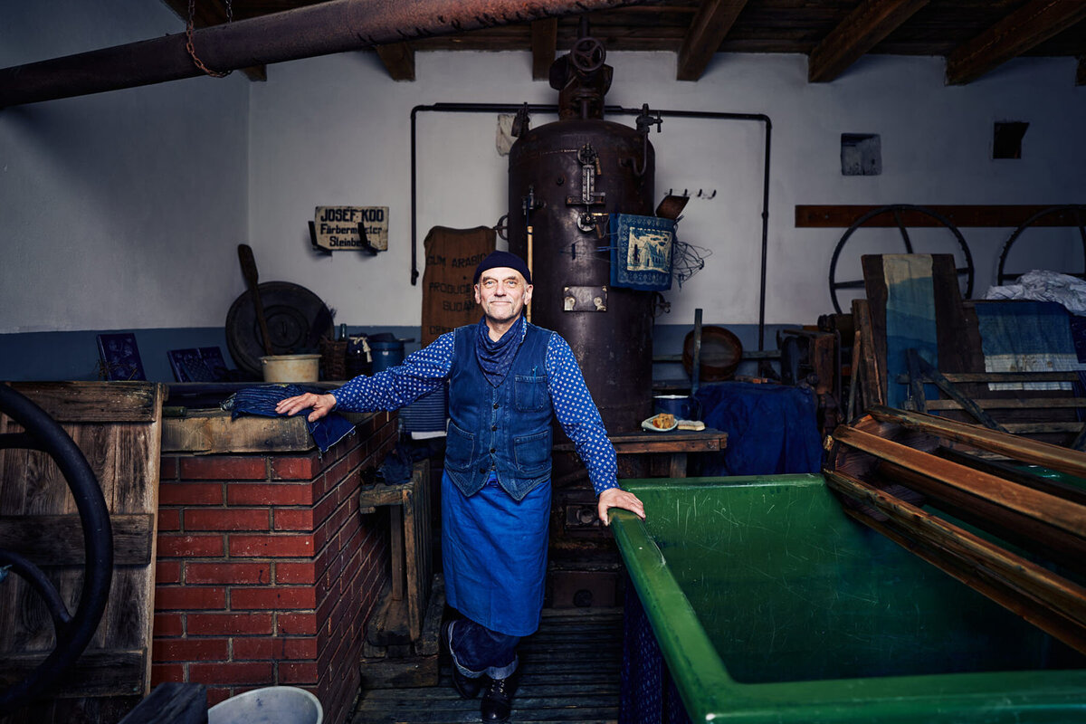 Businessportrait eines Handwerkers in traditioneller Werkstatt – Atelier Schulte dokumentiert authentische Berufsbilder mit Liebe zum Detail für starke Unternehmensgeschichten.
