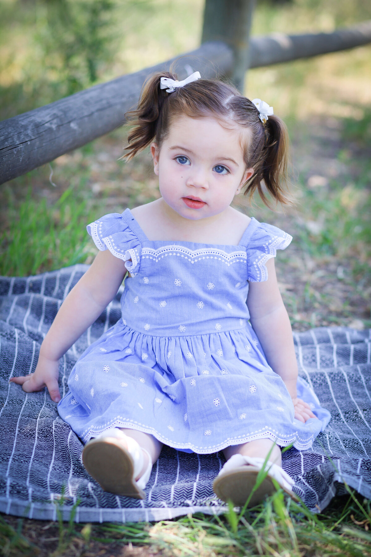 KS-Gray-Photography-family-portraits-in-orange-county-little-girl-sitting-on-blanket