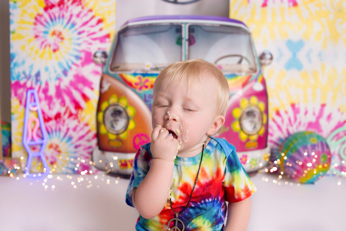 baby boy eating cake during photoshoot with Nashville, TN photographer