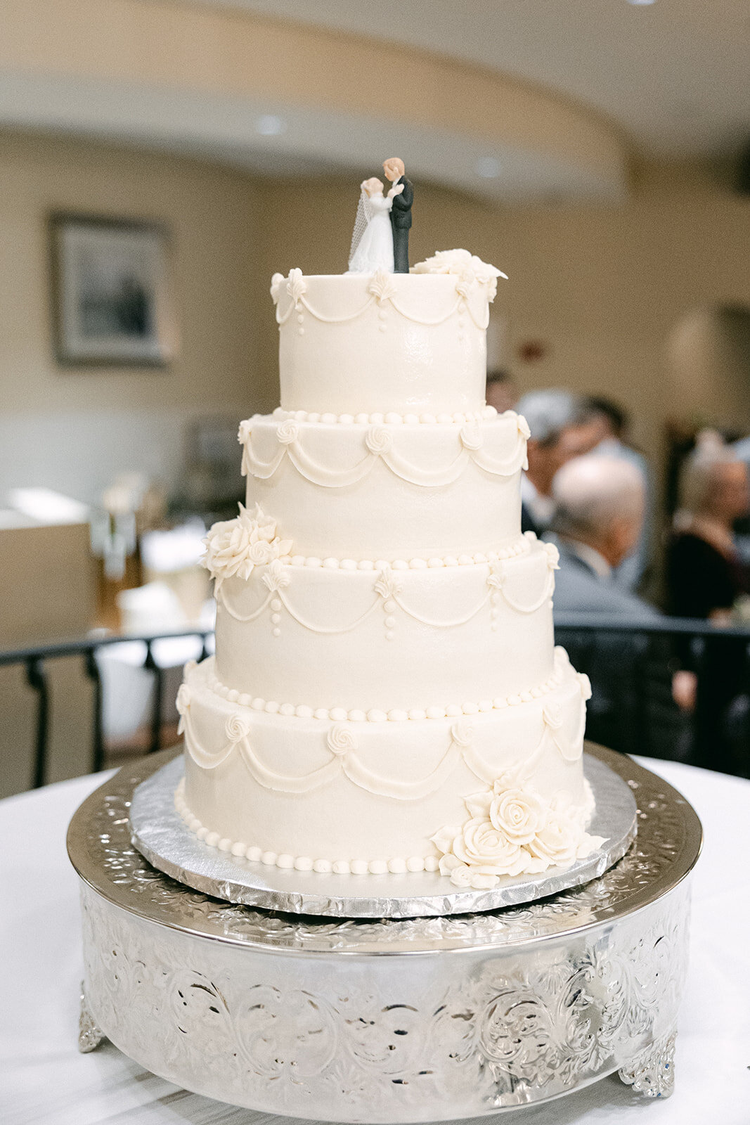 Wedding cake during a Columbus session by Philadelphia photographer.