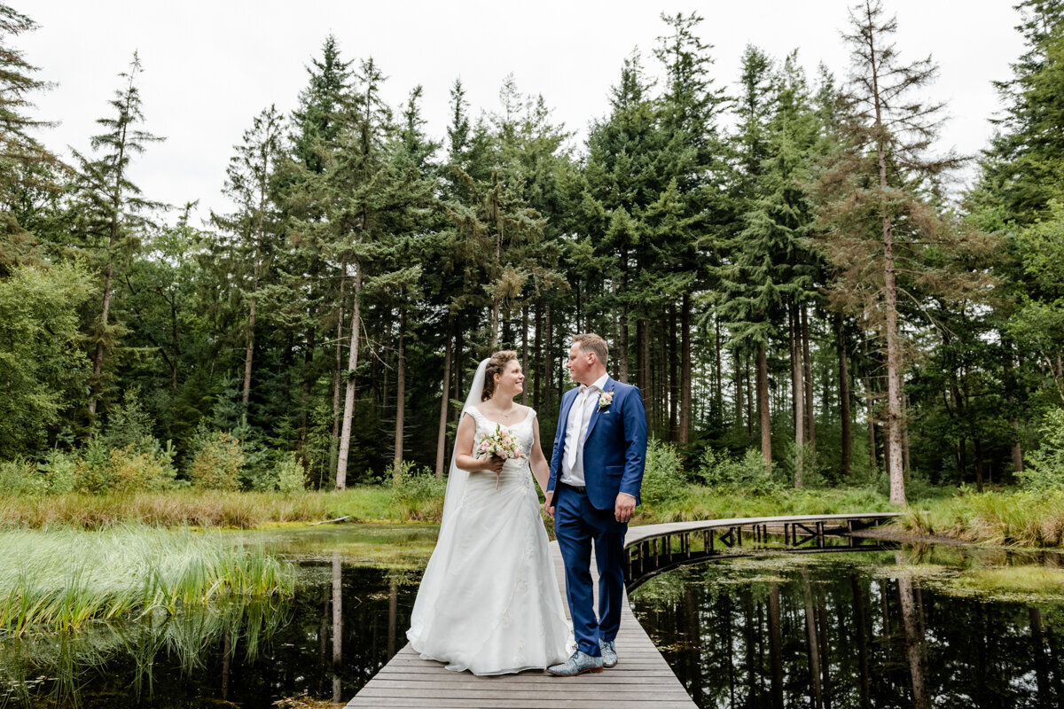 Trouwen in Beetsterzwaag, Wallebos, trouwfotograaf Friesland, bruiloft fotograaf  (31)