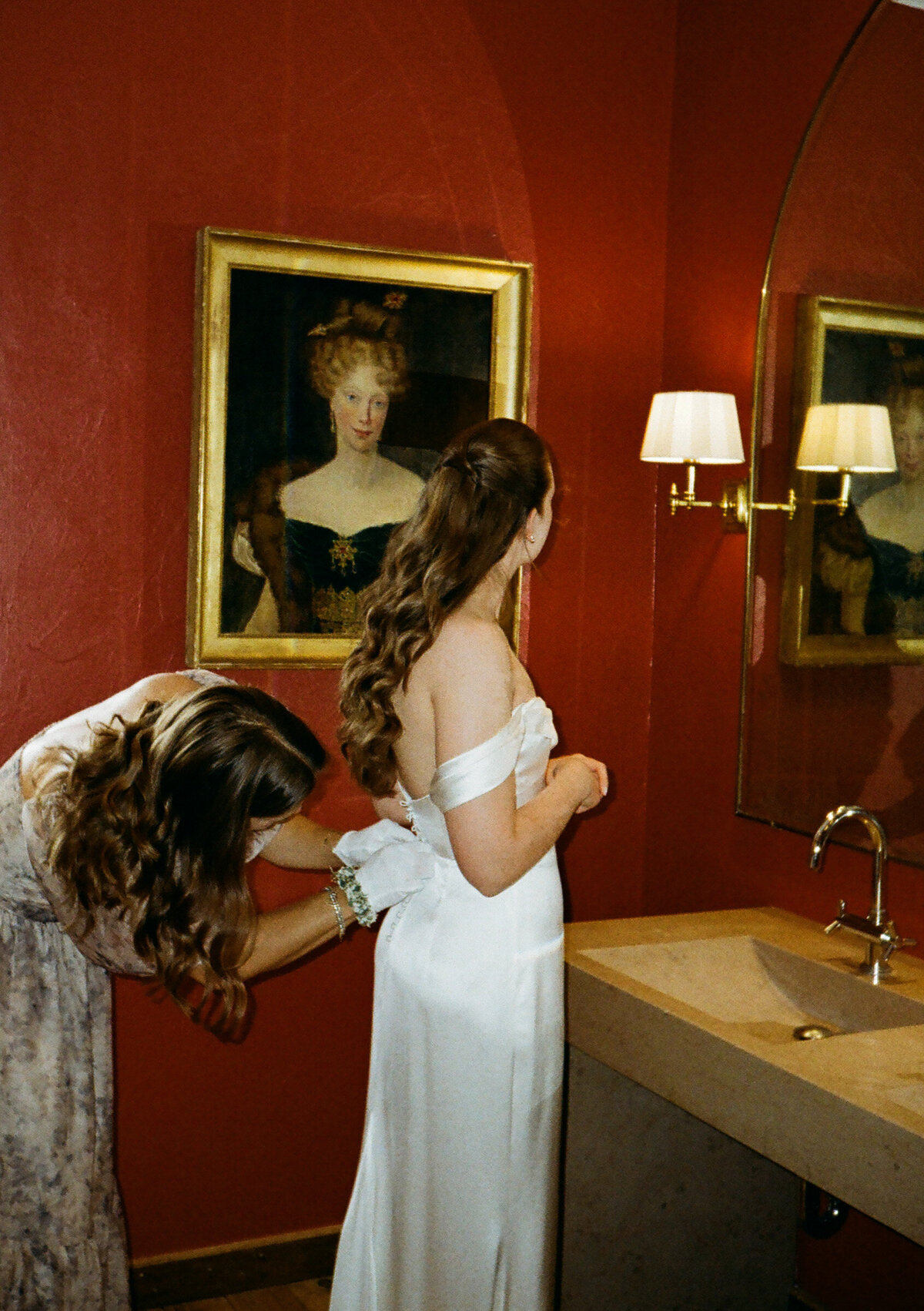 Ankleidemoment im Badezimmer – intime Hochzeitsszene im Palast Hohenems.


