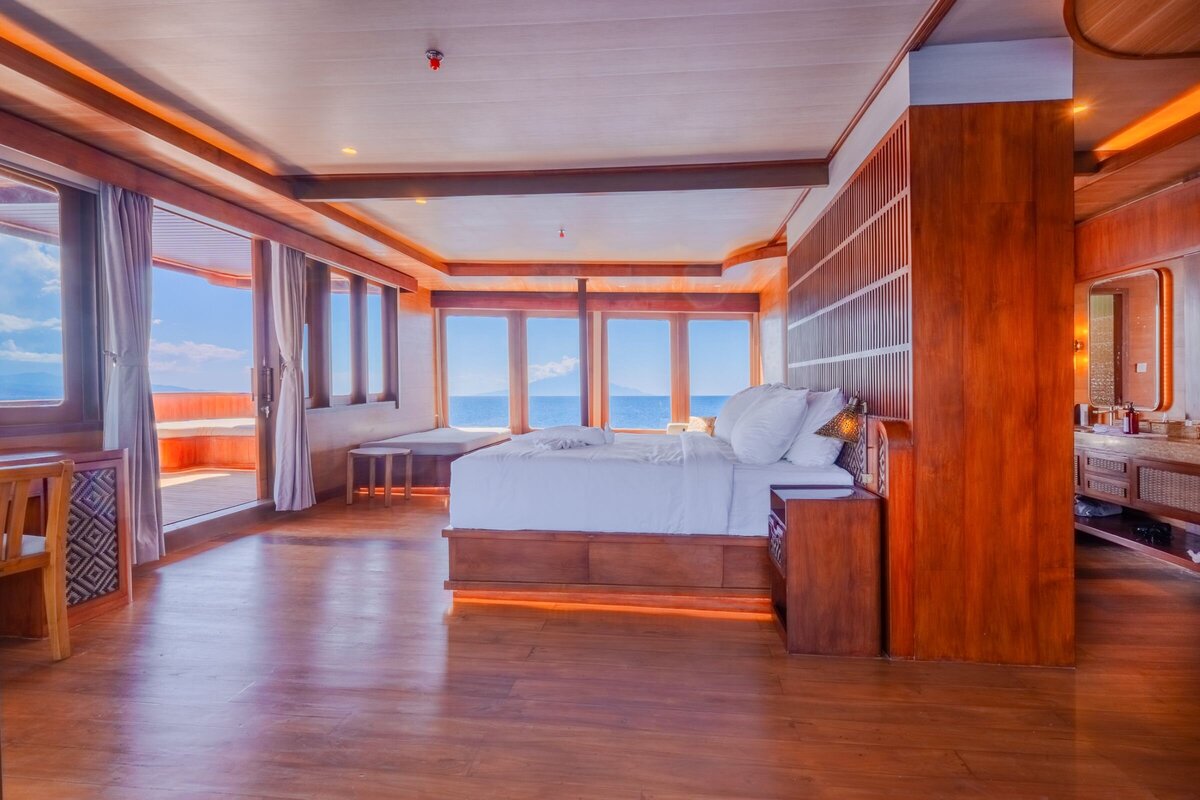 Sanctuary Luxury Yacht Bali - cabin upper deck - master cabin-11
