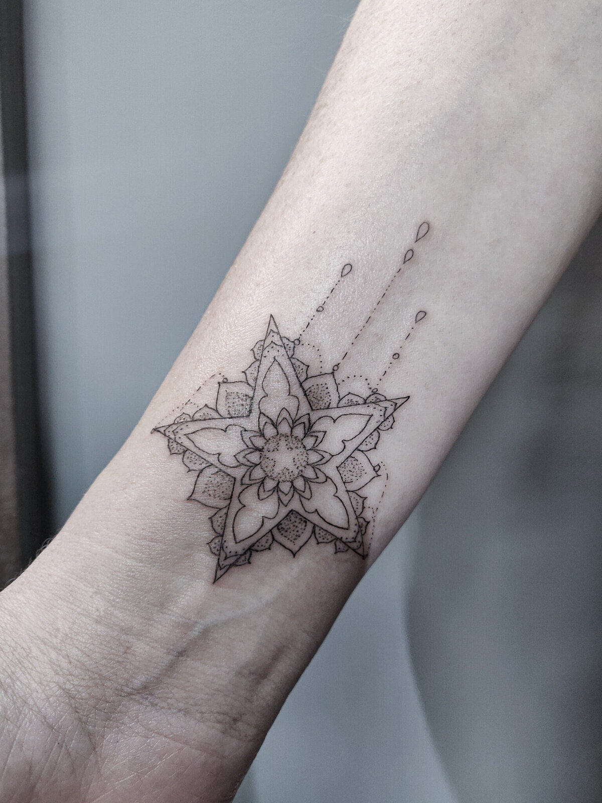 star tattoo, mandala tattoo, delicate tattoo, dotwork tattoo