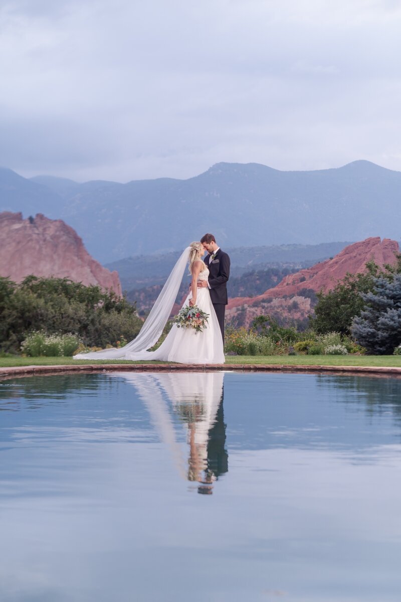 wedding photographers in the Garden of the Gods Park