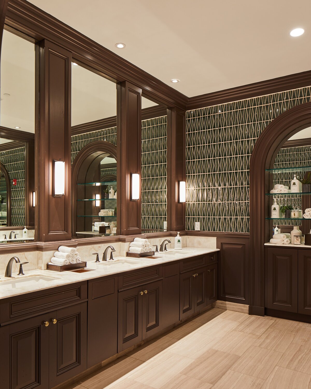 OLDPALM-MENSLOUNGE RESTROOM #1