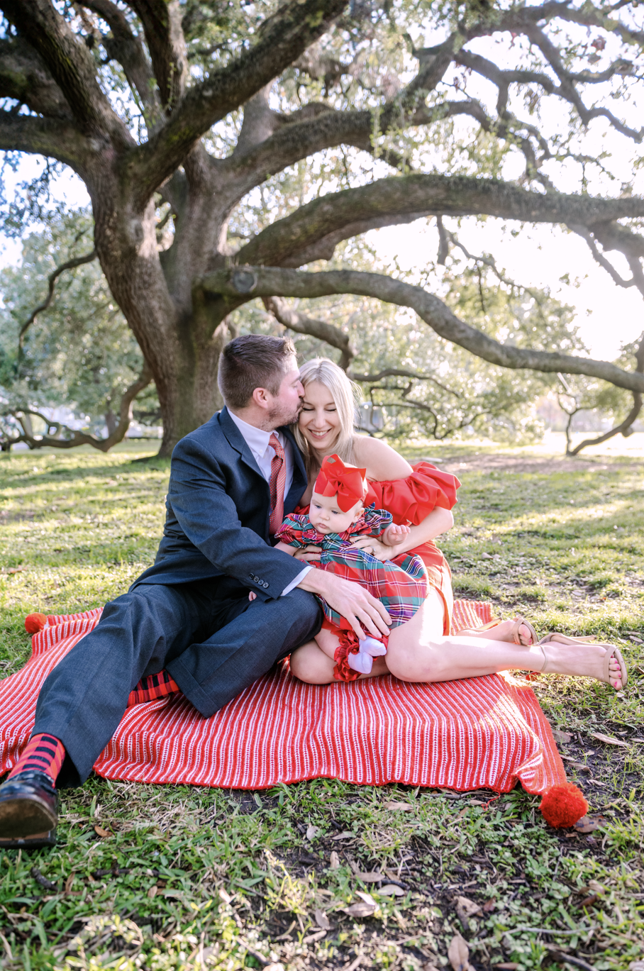 Family Christmas mini session in Houston with Mari Boscardin Photography — outdoor holiday photos under the tree, fun and relaxed session for easy-going families