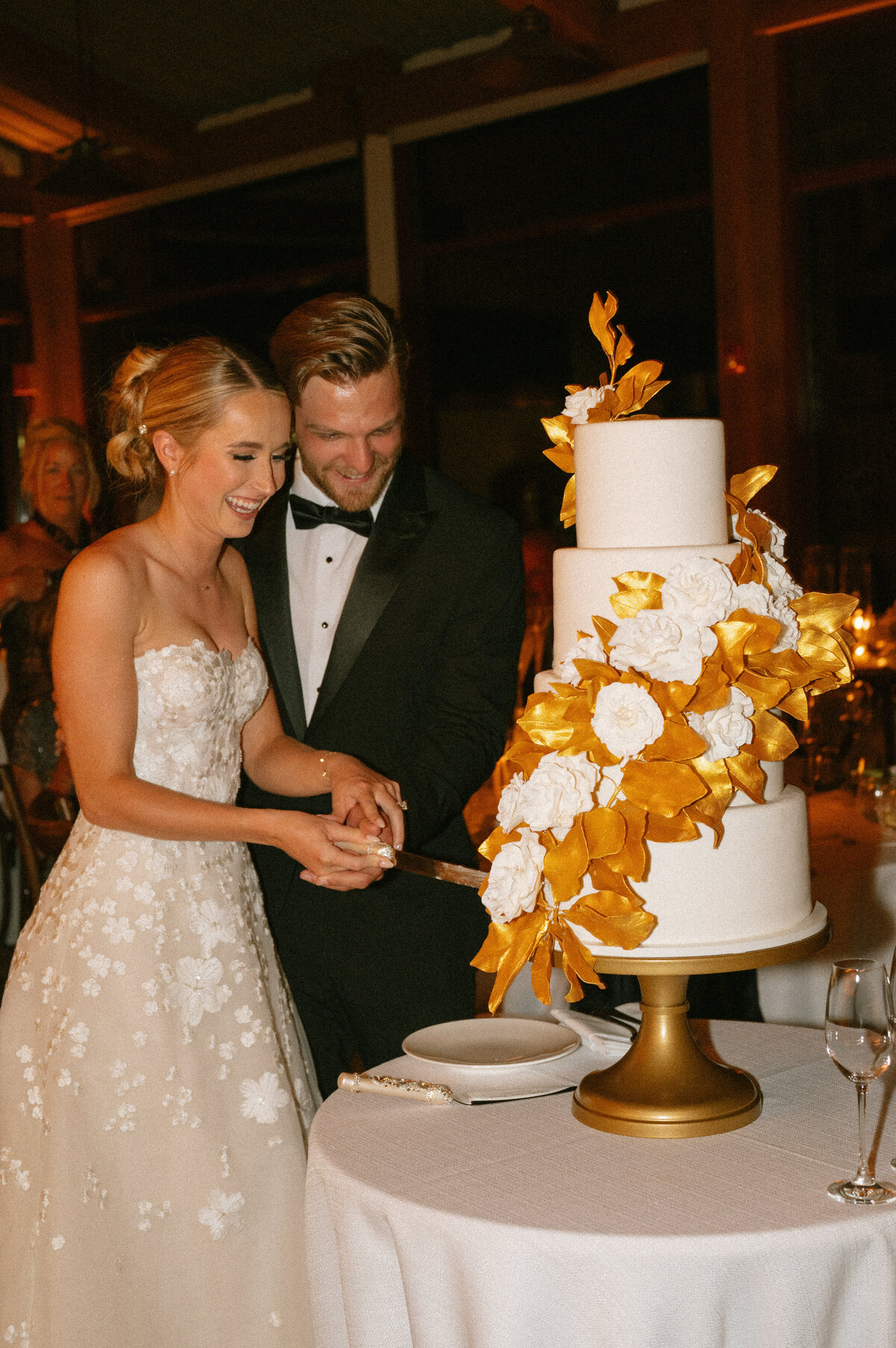 Calluna-Events-Aspen-Wedding-Cake-Cutting