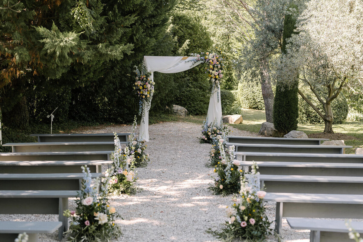 floral-arrangement-for-outdoor-ceremony1