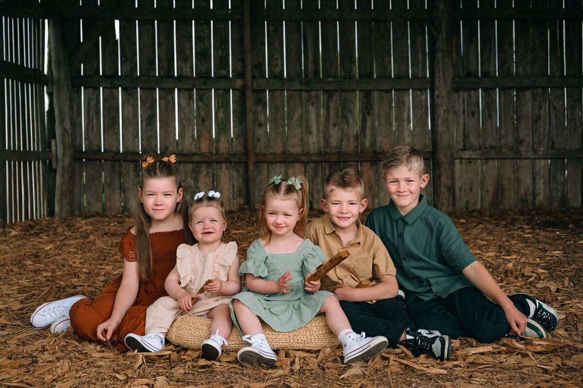 Barn photograph 5 siblings-1