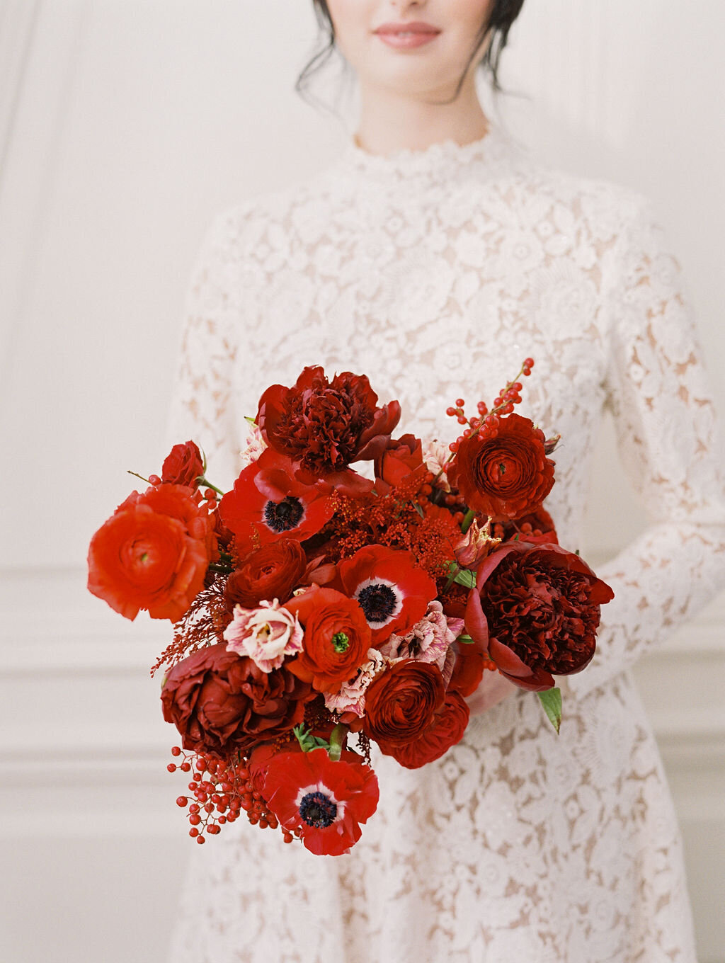 max-owens-design-christmas-wedding-04-red-bouquet
