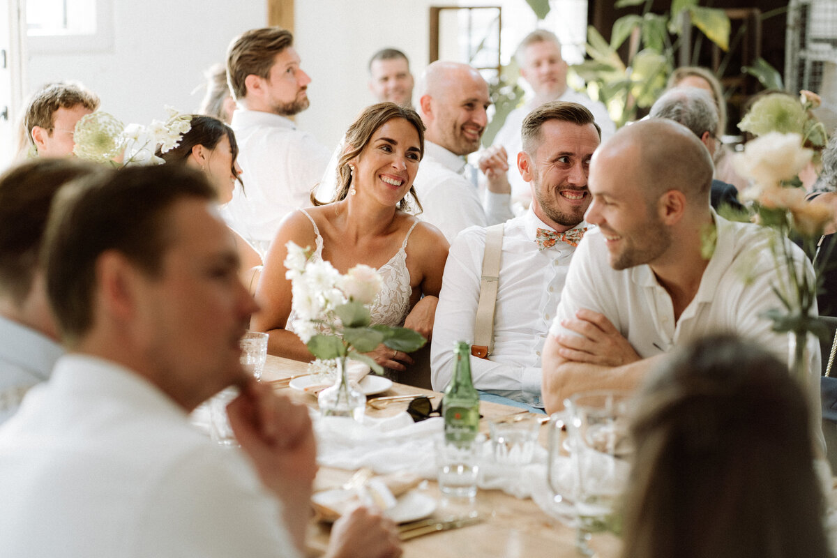 Sfeervolle bruiloft bij Nigtevecht Freeland Farm, met een persoonlijk aangekleed decor en het bruidspaar dat geniet van een lange borrel in een gezellige, intieme sfeer. Dineren aan lange tafels. 