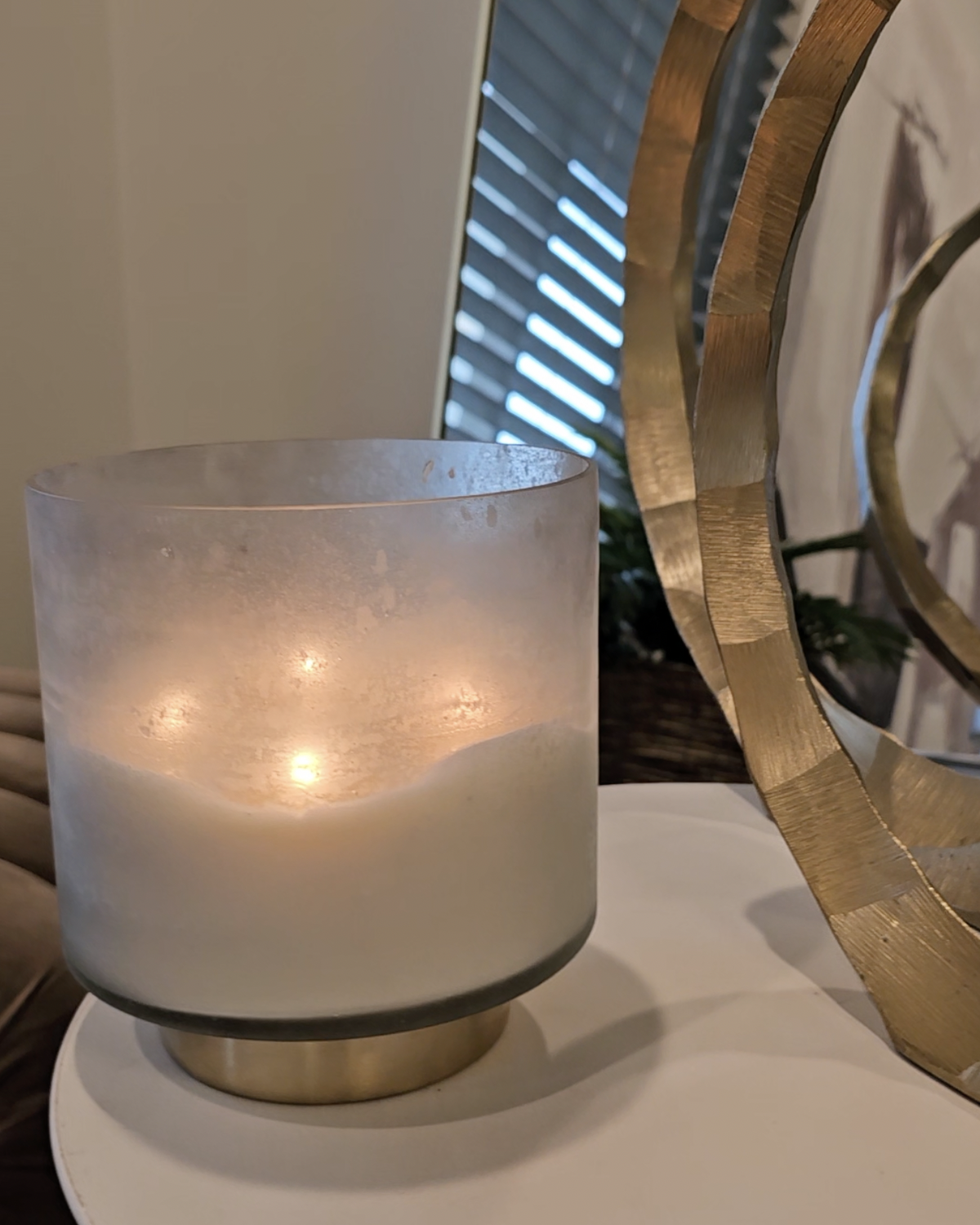 Relaxing candlelit space for wrinkle treatment

