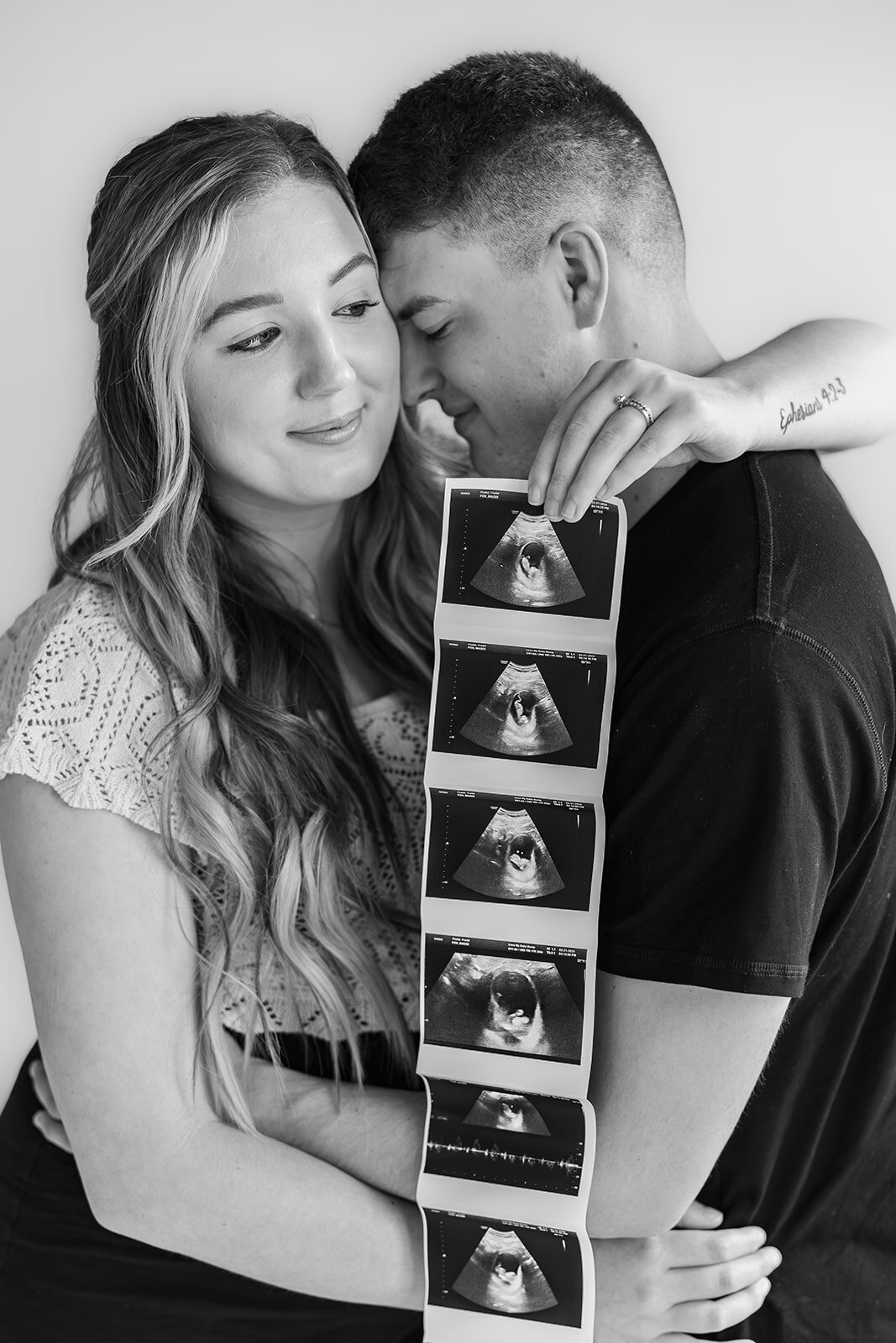 Announcement Photos 2024_Alexis Fox Photography + studio + Pregnancy Annoucement + Fortville + Indiana (12 of 29)