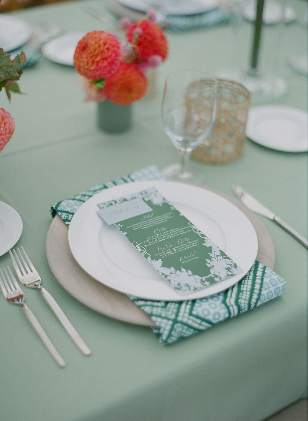 place-setting-green-pattern-wooden-charger