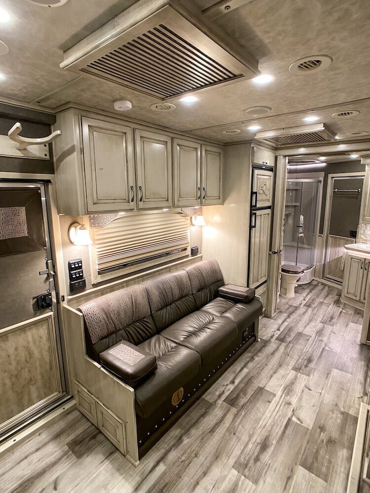 luxury-living-quarter-horse-trailers-trail-boss-conversions-living-areas-20