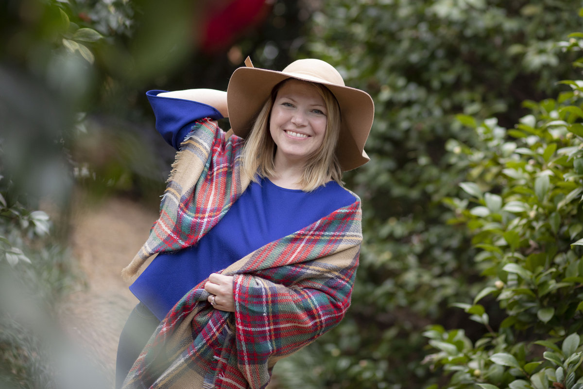 monroe_photographer_a_focused_life_photography_personal_brand_photo_branding_athens_founders_garden_photographer_smiling_wearing_hat_fun