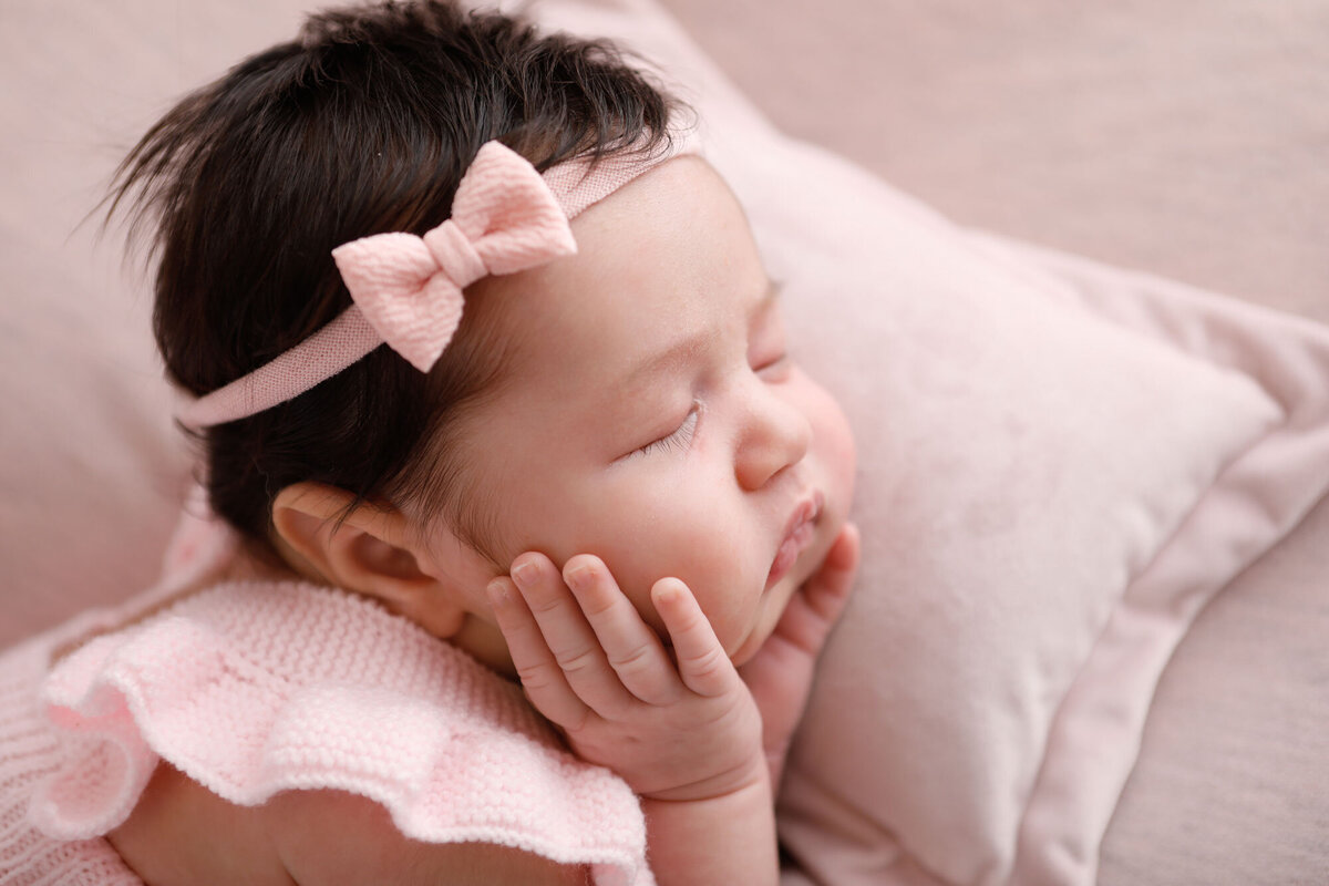 Newborn-photography-session-newborn-with-pink-headband,-photo-taken-by-Janina-Botha-photographer-in-Oakville-Ontario