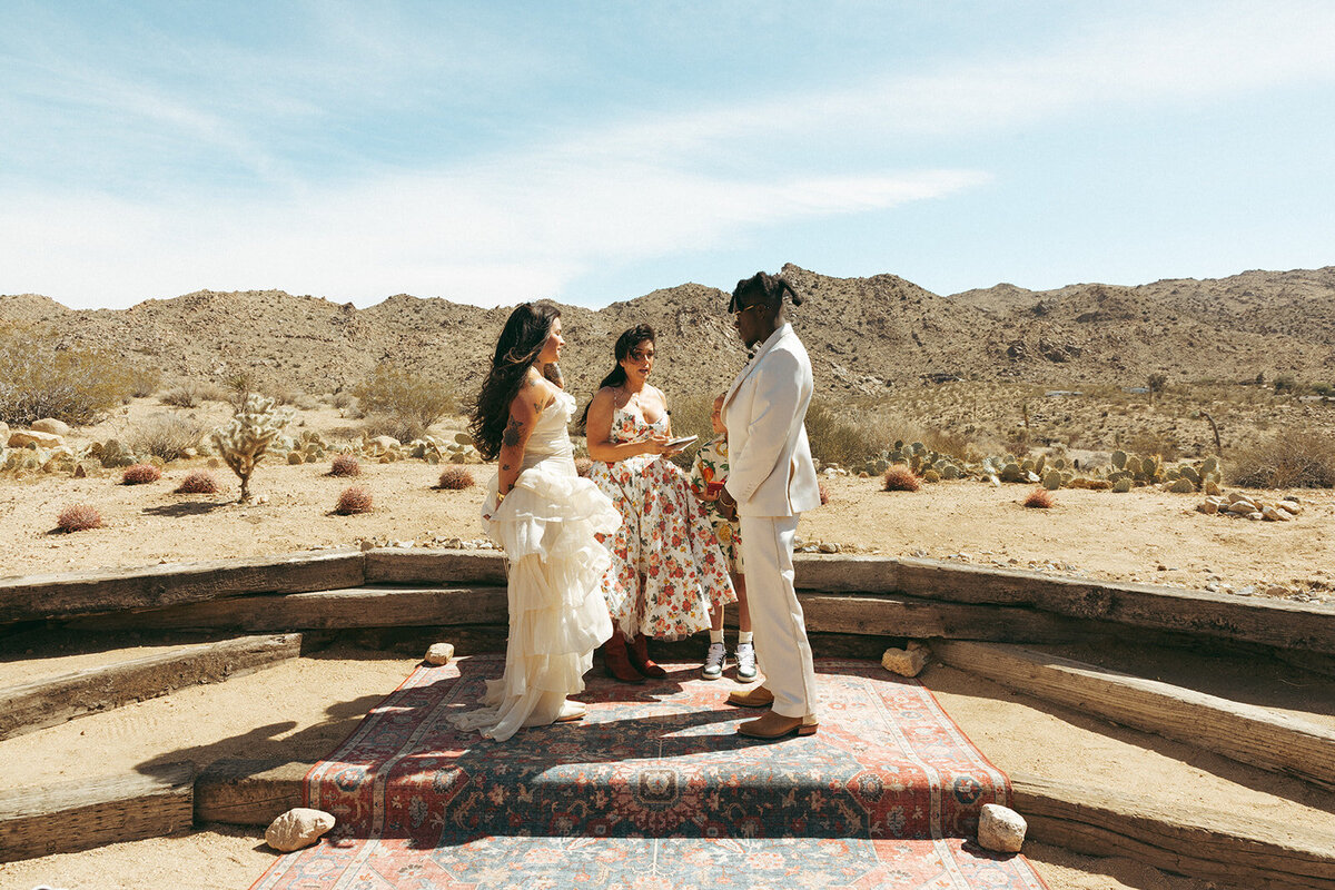 Faye-Fern-Creative-GoldenVibesPhoto-Sacred-Sands-Joshua-Tree-Wedding-Richie-James-Clara-Critchfield-Ceremony-28